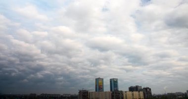 Şehir binalarının üzerinde kalın bulutlar