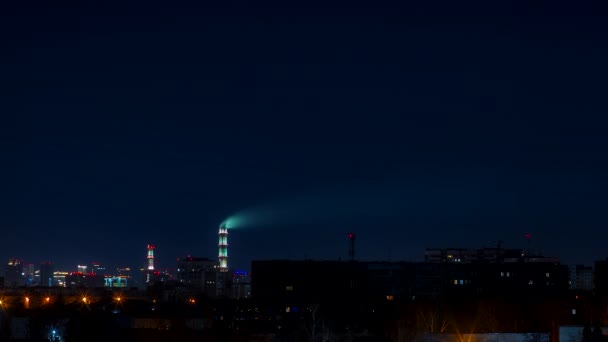 Ciudad nocturna con edificios industriales — Vídeo de stock