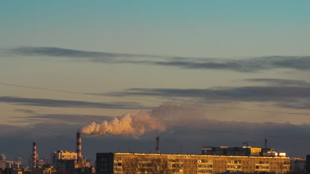 Planta chimenea humo liberado por encima de la ciudad — Vídeos de Stock
