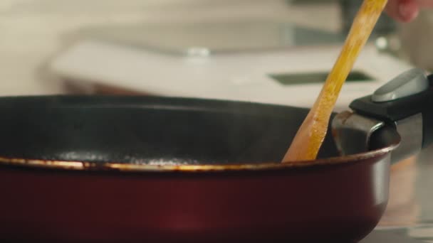 Готуємо вино-фігурний соус на сковороді — стокове відео