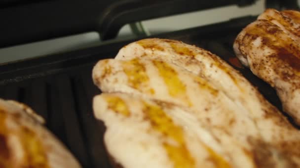 Grilled and seasoned chicken breasts — Stock Video