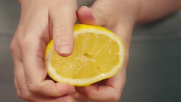 Sap druipend van citroen macro — Stockvideo