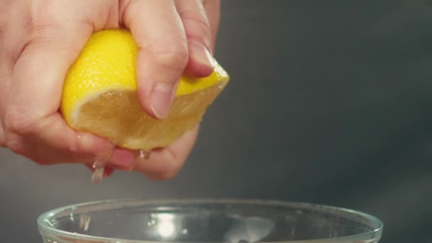 Exprimir jugo de limón en un tazón — Vídeos de Stock