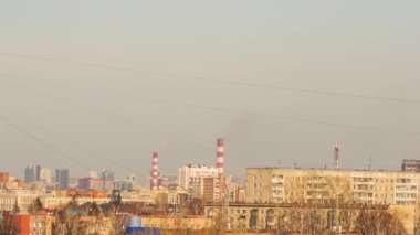 Gökyüzünün altındaki sanayi binaları