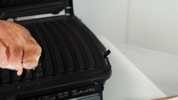 Seasoned chicken on grill macro — Stock Video