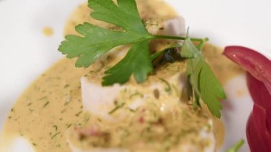 Soslu dilimlenmiş tavuk dürümü.