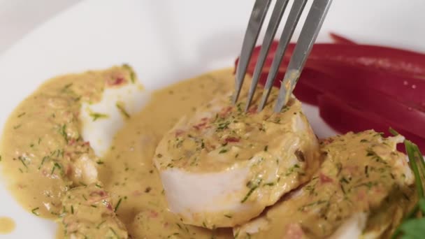 Cocinero corta un pedazo de rollo — Vídeos de Stock