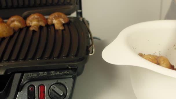 Cogumelos de champignon marinados grelhados — Vídeo de Stock