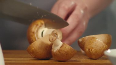 Gemide çeyreklik mantar kesiyor.