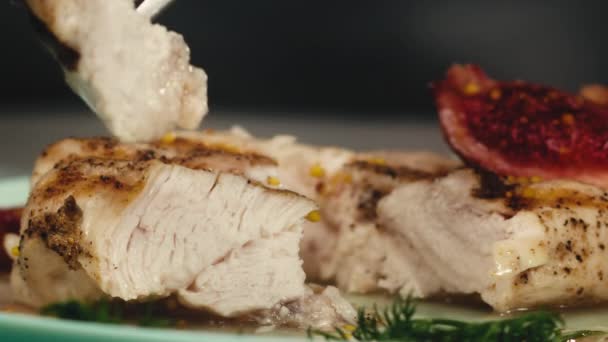 Mostrando pechuga de pollo jugosa cortada — Vídeos de Stock