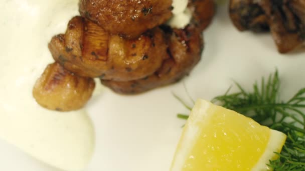 Gegrilde champignons bedekt met saus — Stockvideo