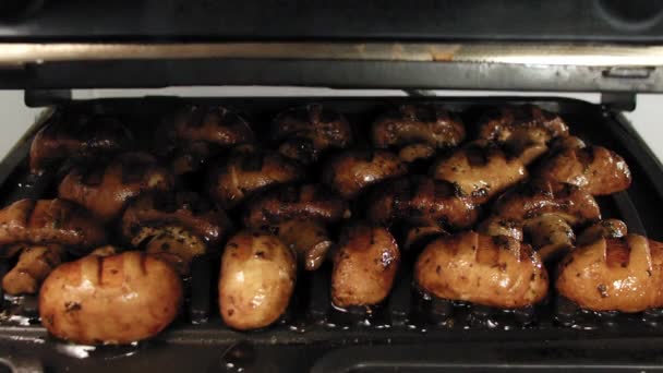 Deschiderea grătarului cu ciuperci prăjite — Videoclip de stoc