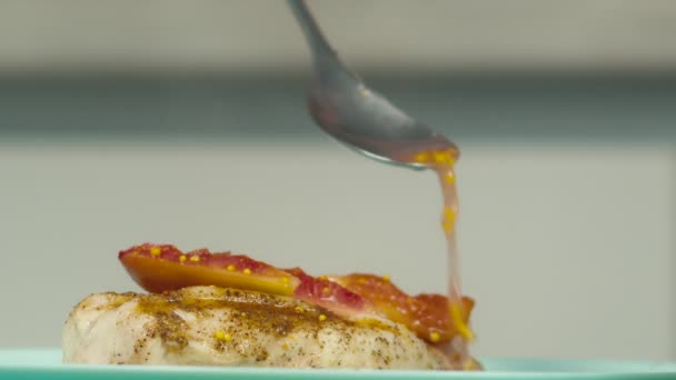 Tapa de pechuga de pollo con salsa — Vídeos de Stock