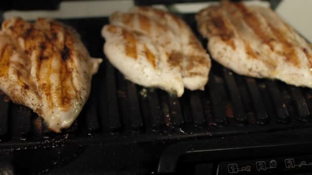 Opening grill with chicken breasts — Stock Video