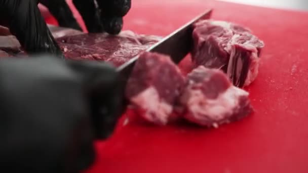 Мясо, разрезанное на кубики — стоковое видео