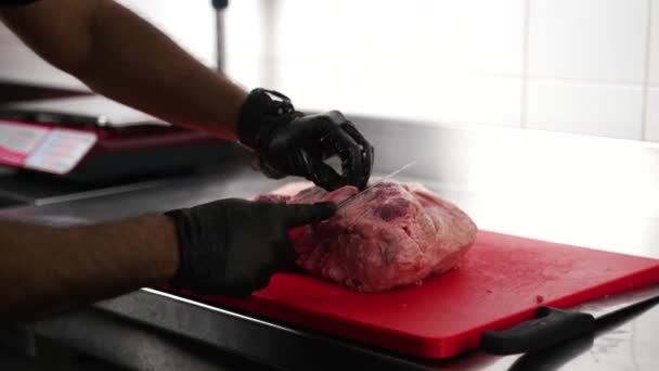 Cortado vivo y grasa de un pedazo de carne — Vídeos de Stock