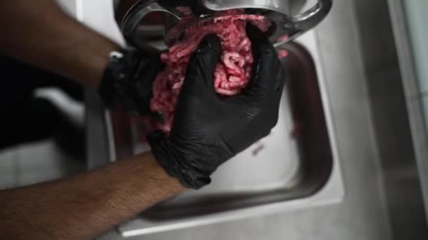 Мясо в руках шеф-повара — стоковое видео