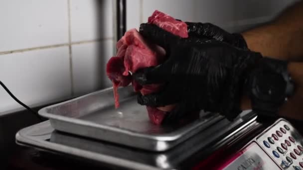 Мясо взвешивается на весах — стоковое видео
