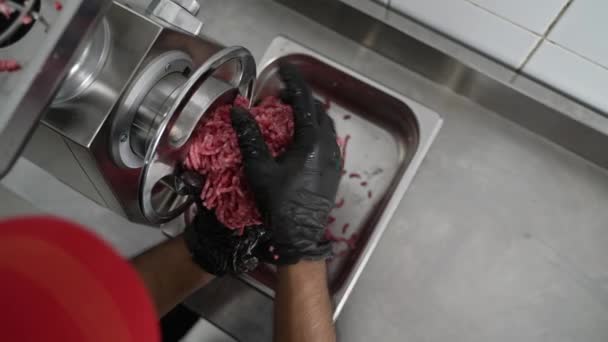 Koch bereitet Hackfleisch zu — Stockvideo