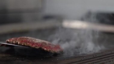 İki tarafı da kızarmış köfte.