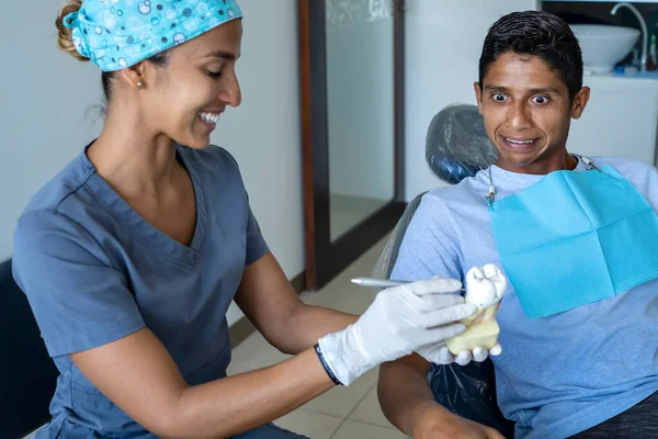 Genç Erkek Hasta Dişçi Muayenehanesini Ziyaret Ediyor Kısa Saçlı Sağlıklı — Stok fotoğraf