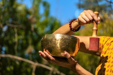 Tibet şarkı kasesi. Ses terapisi, meditasyon ve sağlıklı yaşam tarzı. Seçici odak.