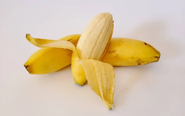 Reife Und Geschälte Gelbe Banane Auf Weißem Hintergrund — Stockfoto