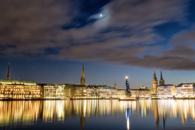 Noel zamanı Alster gölünün içinde