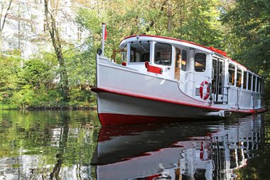 Hamburg 'da Alster Kanalı' ndaki gemi