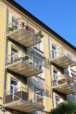 Sarı apartman dairesindeki retrofit balkon