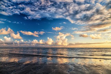 Denizdeki dramatik gökyüzü