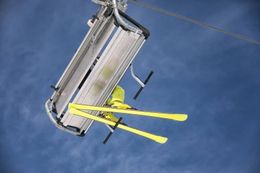 Sarı kayakçı asansörde