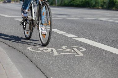 Bisiklet yolunda bisiklet