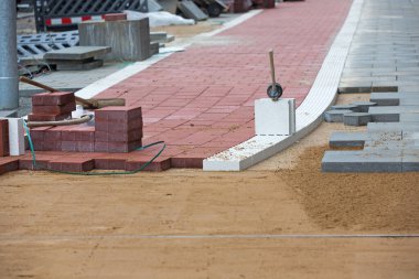 kırmızı bisiklet şeridi yapım aşamasında