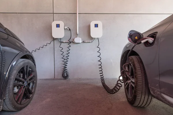 Duvardaki arabaları şarj et.