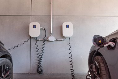 Elektrikli arabalar duvar kutusunda şarj edilir.