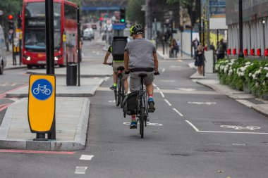 Londra bisiklet otobanındaki bisikletçiler