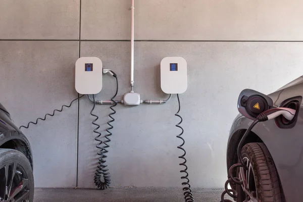 Coches Eléctricos Cargan Una Caja Pared — Foto de Stock