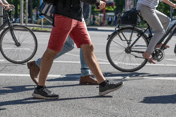 Pedestres Ciclistas Atravessam Uma Rua — Fotografia de Stock