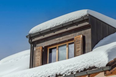 Dormer penceresinde kalın kar tabakası