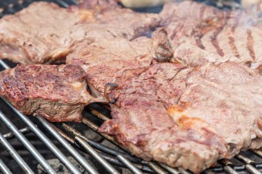 Kömür ızgarasında biftek.