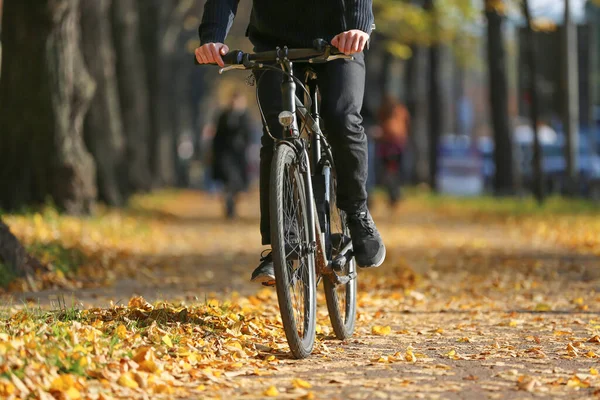 Męscy Rowerzyści Czarnym Rowerze Jesienią — Zdjęcie stockowe