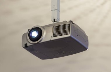 Tavanda gümüş renkli projektör