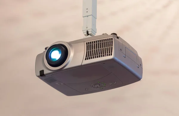 Tavanda gümüş renkli projektör