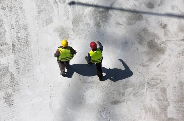 Vista Aérea Dos Trabajadores Caminando Sitio Construcción — Foto de Stock