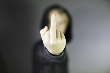 Ergen orta parmağını gösteriyor.