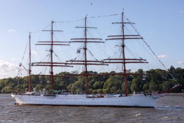 Rus dört usta Sedov Hamburg Limanı 'na gidiyor.