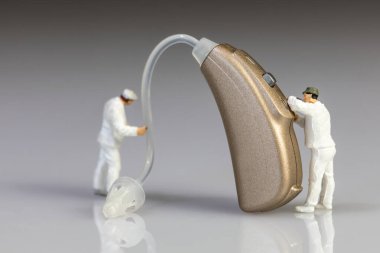 İşitme cihazı bakımı yapan ses bilimciler