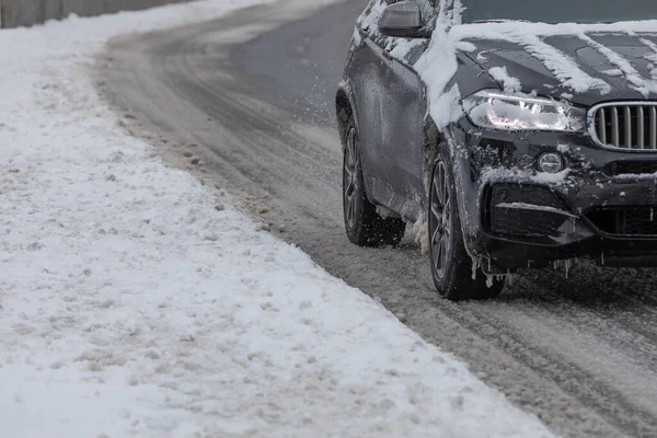 SUV kısmen karlı yolda gidiyor