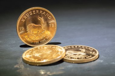 Koyu arkaplanda izole edilmiş altın krugerrand paraları
